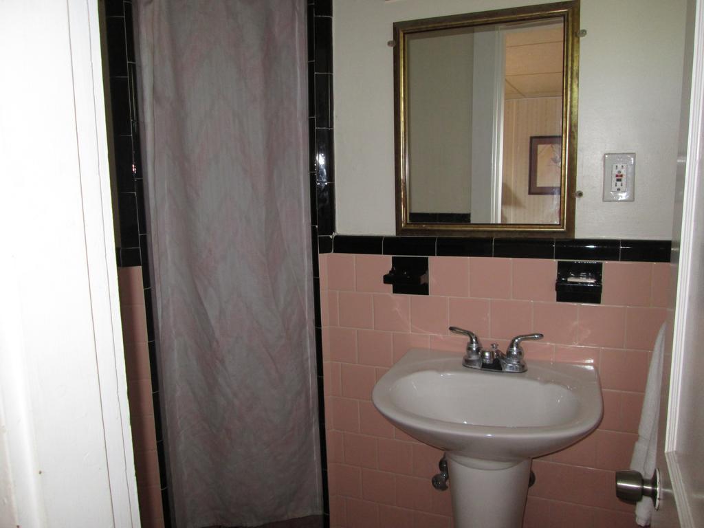 Royale Coach Motor Lodge Hampton Room photo