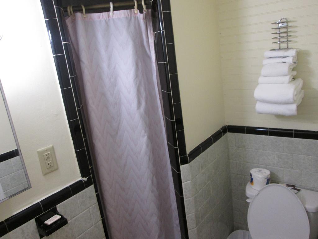 Royale Coach Motor Lodge Hampton Room photo