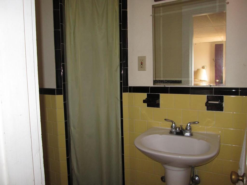 Royale Coach Motor Lodge Hampton Room photo