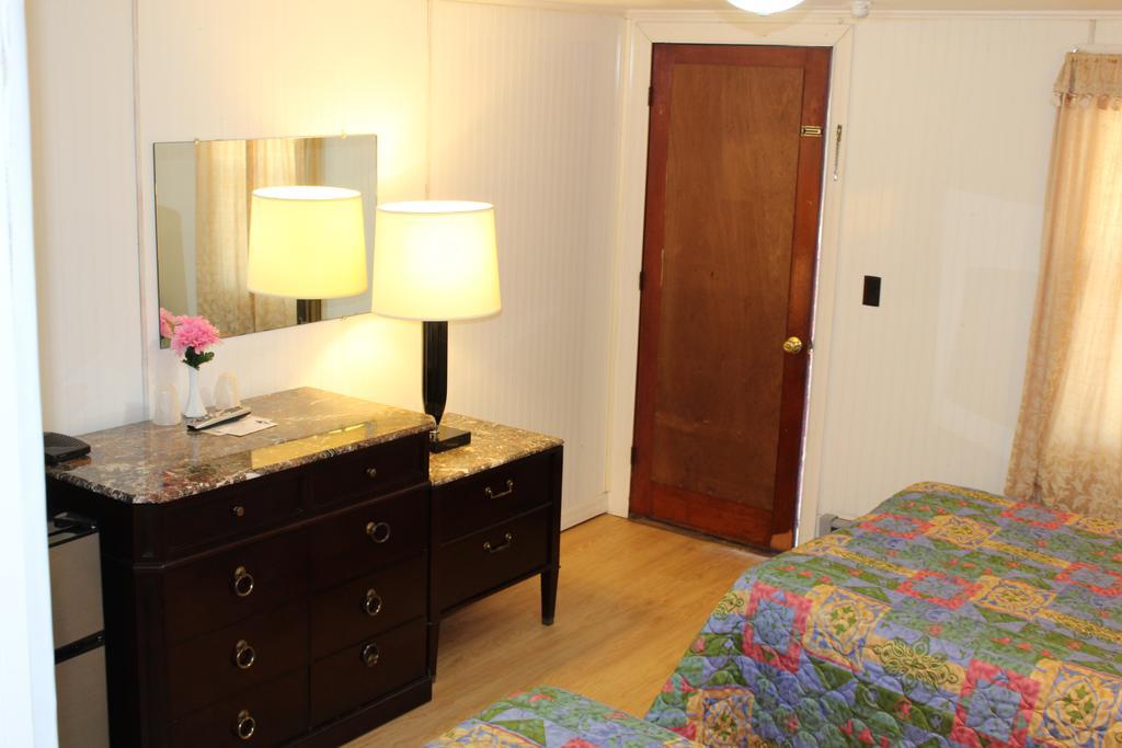 Royale Coach Motor Lodge Hampton Exterior photo